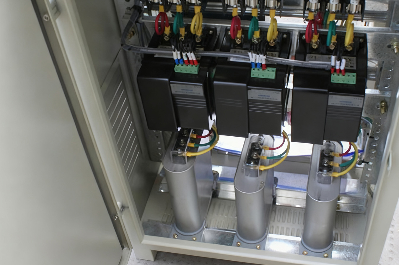 Hur bestämmer vi den optimala platsen för självläkande shuntkondensatorer inom ett komplext elektriskt distributionsnät?