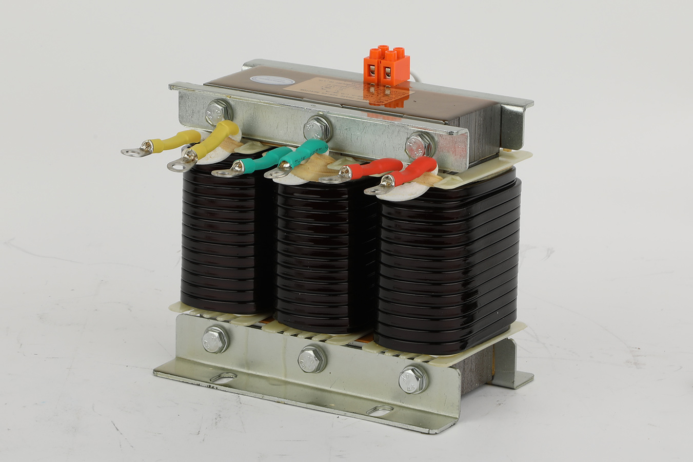 Hur dimensionerar vi en avstämningsreaktor på rätt sätt för att säkerställa kondensatorskydd utan att kompromissa med kompensationskapaciteten?