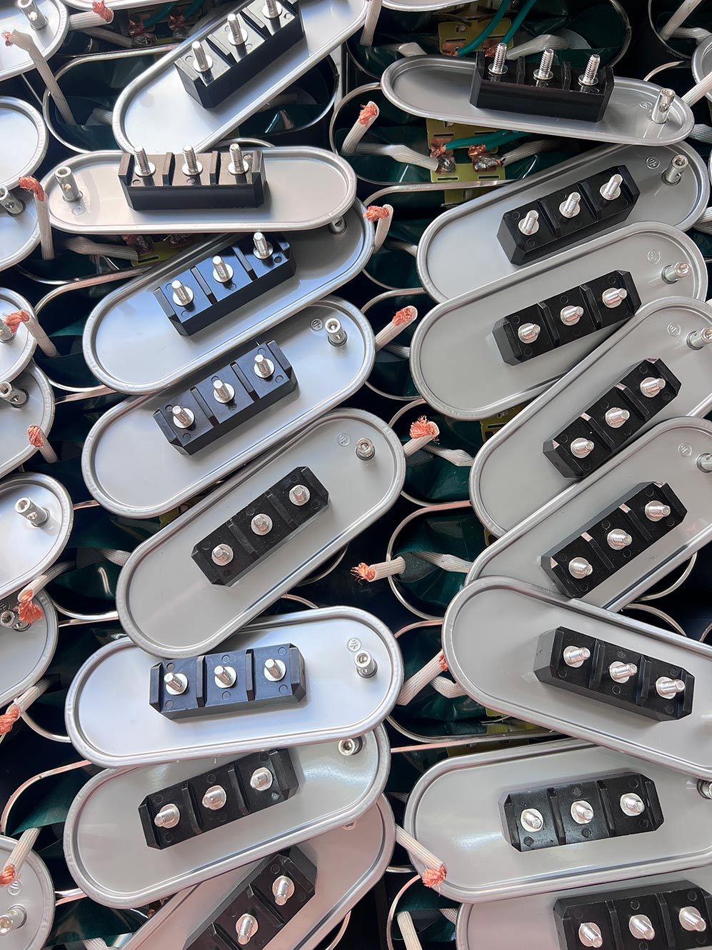 Vad är betydelsen av vridmomentvärden vid anslutning av kondensatorkraftterminaler, och vilka är riskerna med felaktig åtdragning?